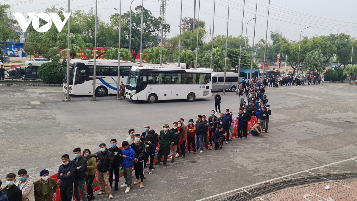 Hàng nghìn người xếp hàng mua vé trận giao hữu ĐT Việt Nam - U22 Việt Nam tại Phú Thọ
